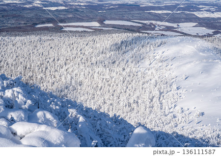 藻琴山から望む一面の樹氷と雪に覆われた壮大な冬山風景 136111587