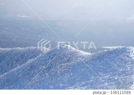藻琴山の稜線と樹氷に覆われた冬山風景 136111589