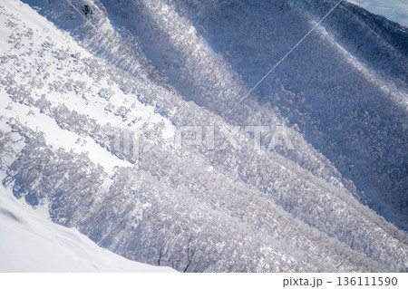 藻琴山から望む一面の樹氷と雪に覆われた壮大な冬山風景 136111590