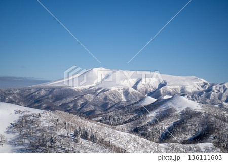 冬空に広がる雄大な海別岳の稜線と雪景色 136111603