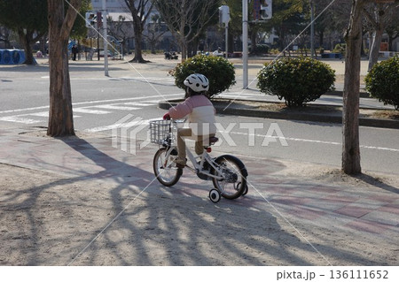 交通公園で自転車の練習をする子供の後ろ姿 136111652