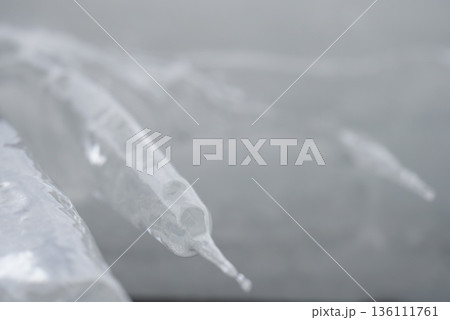 氷を張った氷柱 136111761