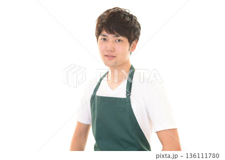 エプロン姿の男性 136111780