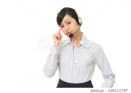 考える女性オペレーター 考える女性オペレーター 136111797