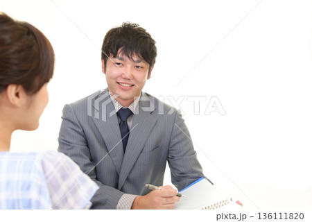 接客をするビジネスマン 136111820