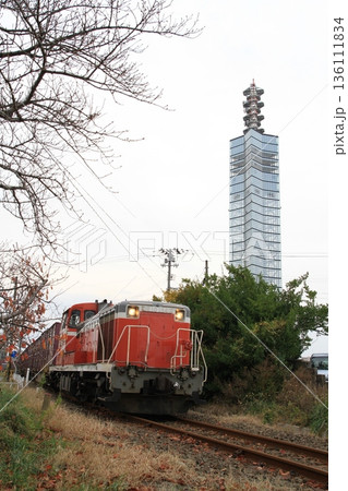 秋田ポートタワ-と貨物列車 秋田ポートタワ-と貨物列車 136111834