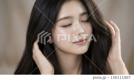 目を閉じて髪をかき上げながらうっとりする美しい日本人女性 目を閉じて髪をかき上げながらうっとりする美しい日本人女性 136111907