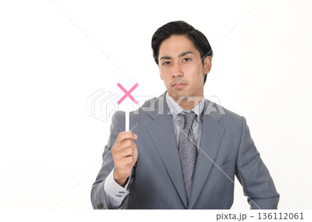 判定マークを持つビジネスマン 136112061