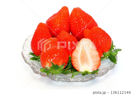 採れたてのイチゴ(やよいひめ) 採れたてのイチゴ(やよいひめ) 136112149