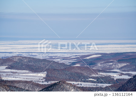 流氷が広がるオホーツク海を望む冬の北海道道東の大地と空が織りなす静寂の風景 流氷が広がるオホーツク海を望む冬の北海道道東の大地と空が織りなす静寂の風景 136112164