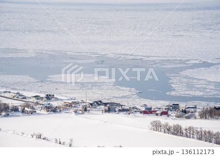 流氷が広がるオホーツク海を望む冬の北海道道東の大地と空が織りなす静寂の風景写真 流氷が広がるオホーツク海を望む冬の北海道道東の大地と空が織りなす静寂の風景写真 136112173
