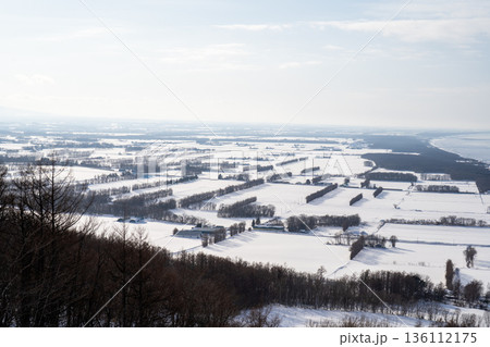 スキー場から望む道東の大地と雪原が広がる北海道の冬風景 スキー場から望む道東の大地と雪原が広がる北海道の冬風景 136112175