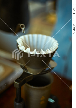 Hand drip coffee 136112416