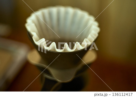 Hand drip coffee 136112417