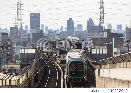 近鉄新石切駅を発車する大阪メトロ中央線車両 近鉄新石切駅を発車する大阪メトロ中央線車両 136112945