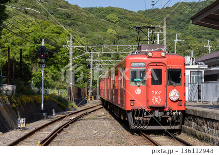 南海加太駅に到着する めでたいでんしゃ なな 南海加太駅に到着する めでたいでんしゃ なな 136112948