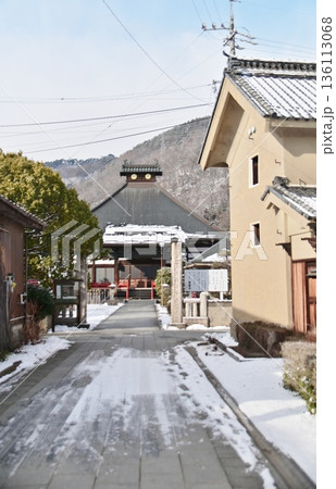 雪の朝の長雲寺の参道 136113068