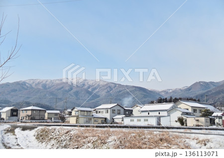 雪の聖高原をバックにした元町の住宅街 136113071