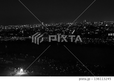 花火大会後の江戸川河川敷 両岸に連なるスマホライトの夜景(モノクロ) 花火大会後の江戸川河川敷 両岸に連なるスマホライトの夜景(モノクロ) 136113245