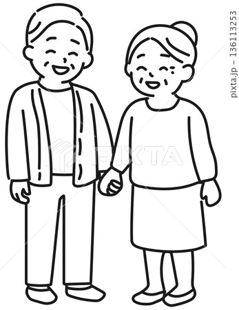 手を繋ぐシニアカップル 136113253