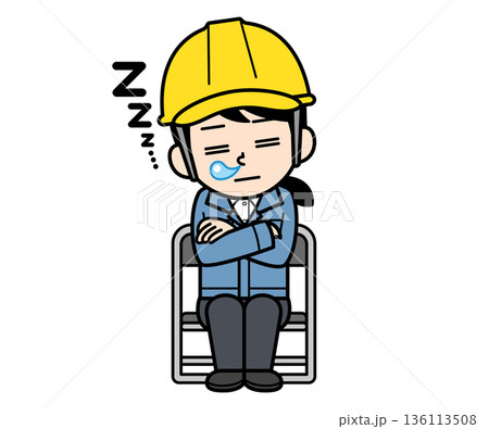 パイプ椅子に座って居眠りするヘルメットをかぶった現場監督の女性 136113508