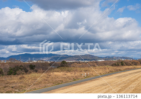 淀川左岸堤防上からの眺め 枚方市 淀川左岸堤防上からの眺め 枚方市 136113714