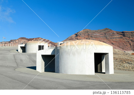 阿蘇山　阿蘇中岳の火口と避難壕 136113785