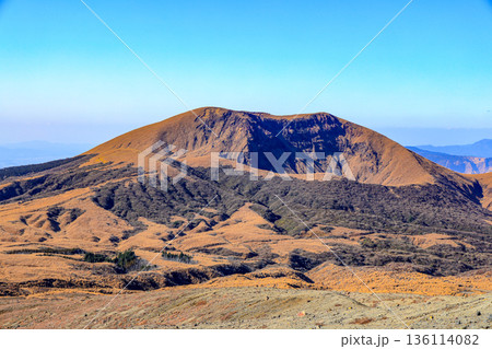 阿蘇山中岳山頂から杵島岳を眺望 阿蘇山中岳山頂から杵島岳を眺望 136114082