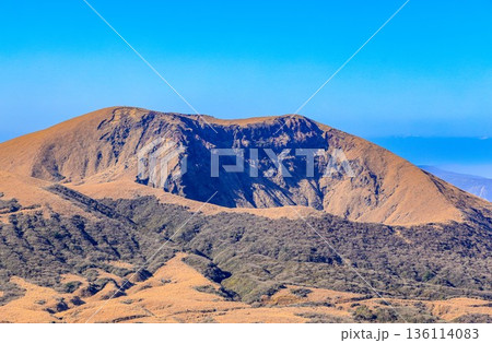 阿蘇山中岳山頂から杵島岳を眺望 阿蘇山中岳山頂から杵島岳を眺望 136114083