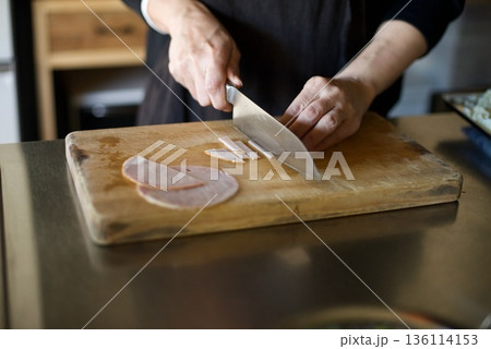ハムを包丁で切っているところ ハムを包丁で切っているところ 136114153