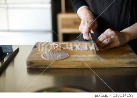 ハムを包丁で切っているところ ハムを包丁で切っているところ 136114158