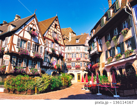 アルザスワイン街道　コルマー木組み造りの家並み 136114167