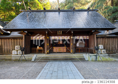 宮崎県高千穂町 　天岩戸神社西本宮遥拝所拝殿 136114308