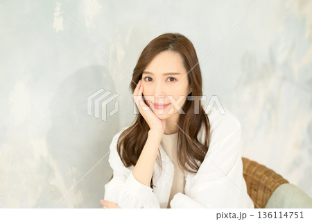 椅子に座るロングヘアーの女性 136114751