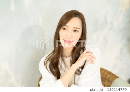 椅子に座るロングヘアーの女性 136114779