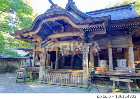 宮崎県高千穂町 天安河原遥拝所(神楽殿) 宮崎県高千穂町 天安河原遥拝所(神楽殿) 136114832