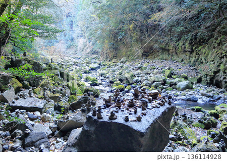 宮崎県高千穂町 岩戸川天安河原 宮崎県高千穂町 岩戸川天安河原 136114928