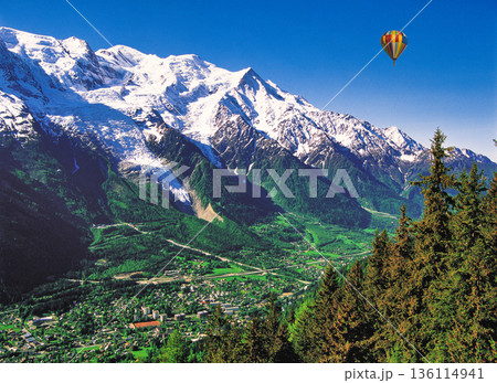 シャモニーから見たモンブラン山の美しい景観 136114941