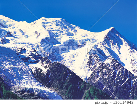 シャモニーから見たモンブラン山の美しい景観 136114942