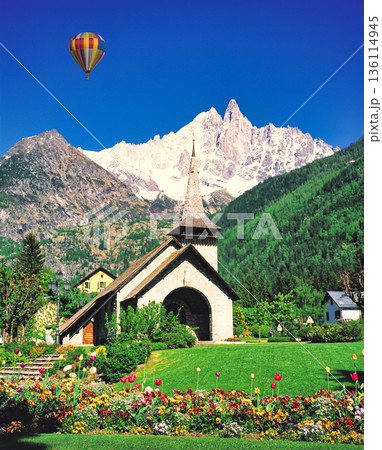 プラ村よりシャモニー先鋒群の山並み 136114945