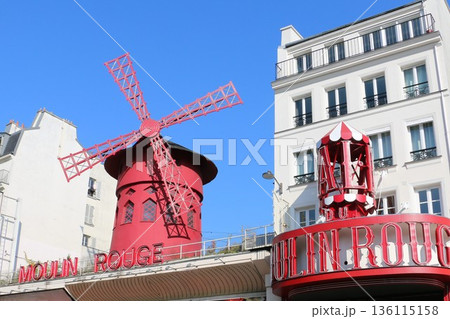モンマルトルの丘のもう一つの代名詞ムーラン・ルージュ 136115158