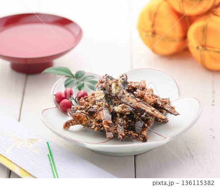 お正月料理の定番 ごまめ・田作り 小魚の佃煮 胡麻たっぷりの艶やかな和食 白背景 136115382