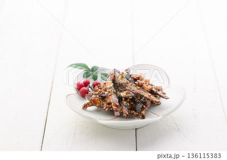 お正月料理の定番 ごまめ・田作り 小魚の佃煮 胡麻たっぷりの艶やかな和食 白背景 136115383