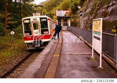 紅葉の秘境駅『男鹿高原』にて… 6050系 電車 136115396