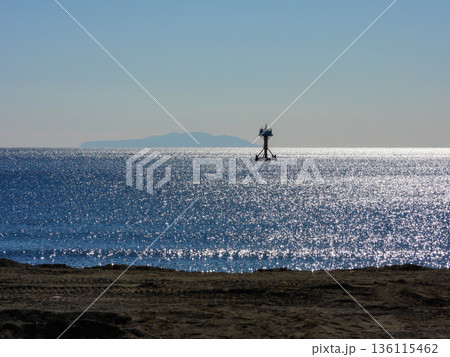 ひらつかシーテラスから見た湘南の海　奥に見える島は大島 136115462