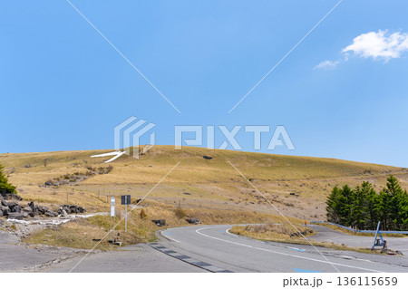 長野県車山高原を走るビーナスラインから見た風景 136115659