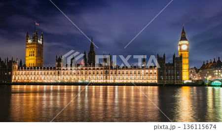 ロンドン　夜のテムズ川とウェストミンスター宮殿 136115674