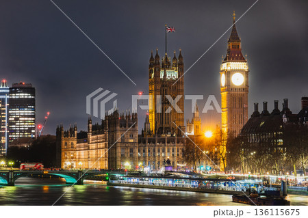 ロンドン 夜のテムズ川とライトアップされたウェストミンスター宮殿 ロンドン 夜のテムズ川とライトアップされたウェストミンスター宮殿 136115675
