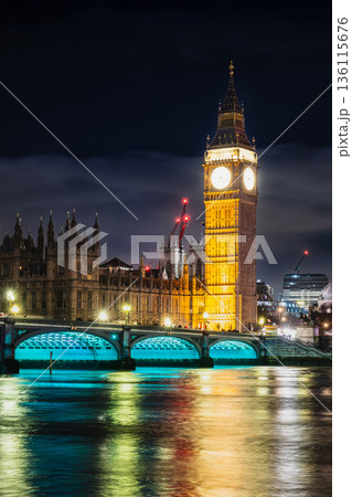 ロンドン 夜のテムズ川とエリザベス・タワー(ビッグ・ベン) ロンドン 夜のテムズ川とエリザベス・タワー(ビッグ・ベン) 136115676