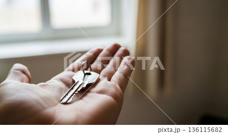 掌にのせた鍵、静かな決意 136115682